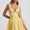 Robe A-line Sabina en broderie anglaise avec nœud, jaune pastel Robe A-line Sabina en broderie anglaise avec nœud, jaune pastel