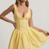 Robe A-line Sabina en broderie anglaise avec nœud, jaune pastel Robe A-line Sabina en broderie anglaise avec nœud, jaune pastel