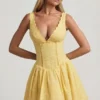 Robe A-line Sabina en broderie anglaise avec nœud, jaune pastel Robe A-line Sabina en broderie anglaise avec nœud, jaune pastel