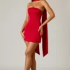 Robe A-line sans bretelles Camila avec détail foulard, rouge écarlate Robe A-line sans bretelles Camila avec détail foulard, rouge écarlate