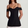 Robe A-line à volants et épaules dénudées Maelie en noir Robe A-line à volants et épaules dénudées Maelie en noir