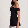 Robe A-line à volants et épaules dénudées Maelie en noir Robe A-line à volants et épaules dénudées Maelie en noir