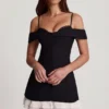 Robe A-line à volants et épaules dénudées Maelie en noir Robe A-line à volants et épaules dénudées Maelie en noir