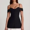 Robe A-line à volants et épaules dénudées Maelie en noir Robe A-line à volants et épaules dénudées Maelie en noir