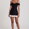 Robe A-line à volants et épaules dénudées Maelie en noir Robe A-line à volants et épaules dénudées Maelie en noir