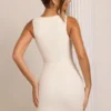 Robe Alsace à encolure carrée ornée, en blanc Robe Alsace à encolure carrée ornée, en blanc