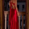 Robe asymétrique à nouer dans le dos Adelina, couleur rose rouge Robe asymétrique à nouer dans le dos Adelina, couleur rose rouge