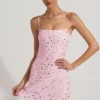 Robe Averie transparente à encolure carrée et ornements, couleur rose Robe Averie transparente à encolure carrée et ornements, couleur rose