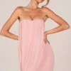 Robe bandeau drapée Alessandra en rose poudré Robe bandeau drapée Alessandra en rose poudré