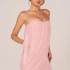 Robe bandeau drapée Alessandra en rose poudré Robe bandeau drapée Alessandra en rose poudré