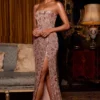 Robe bustier à encolure bandeau ornée Solenna, couleur or rose Robe bustier à encolure bandeau ornée Solenna, couleur or rose