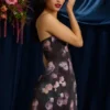 Robe bustier structurée Liliosa à volants en imprimé floral noir Robe bustier structurée Liliosa à volants en imprimé floral noir