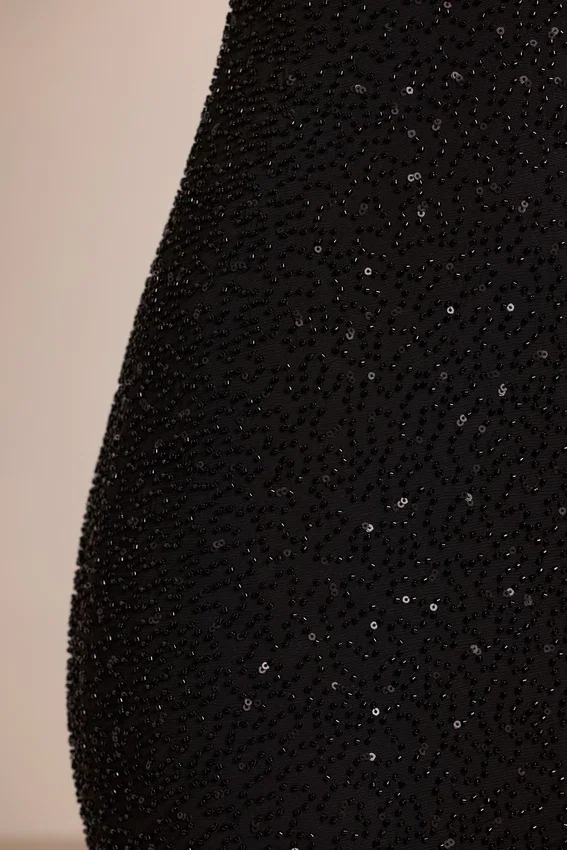 Robe Cassis à encolure plongeante et ornements, en noir Robe Cassis à encolure plongeante et ornements, en noir
