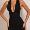 Robe Cassis à encolure plongeante et ornements, en noir Robe Cassis à encolure plongeante et ornements, en noir