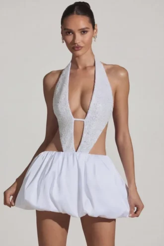 Robe Cece à ourlet bouffant et découpes ornées, en blanc