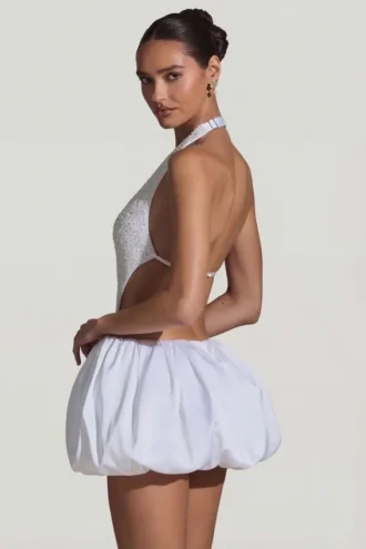Robe Cece à ourlet bouffant et découpes ornées, en blanc