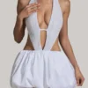 Robe Cece à ourlet bouffant et découpes ornées, en blanc Robe Cece à ourlet bouffant et découpes ornées, en blanc