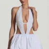 Robe Cece à ourlet bouffant et découpes ornées, en blanc Robe Cece à ourlet bouffant et découpes ornées, en blanc