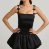 Robe Cirilla à volants et nœud, ourlet bouffant, en noir Robe Cirilla à volants et nœud, ourlet bouffant, en noir