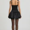 Robe Cirilla à volants et nœud, ourlet bouffant, en noir Robe Cirilla à volants et nœud, ourlet bouffant, en noir