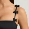Robe Cirilla à volants et nœud, ourlet bouffant, en noir Robe Cirilla à volants et nœud, ourlet bouffant, en noir