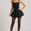 Robe Cirilla à volants et nœud, ourlet bouffant, en noir Robe Cirilla à volants et nœud, ourlet bouffant, en noir