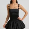 Robe Cirilla à volants et nœud, ourlet bouffant, en noir Robe Cirilla à volants et nœud, ourlet bouffant, en noir