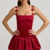 Robe Cirilla à volants et nœud, ourlet bouffant, rouge vif Robe Cirilla à volants et nœud, ourlet bouffant, rouge vif