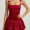 Robe Cirilla à volants et nœud, ourlet bouffant, rouge vif Robe Cirilla à volants et nœud, ourlet bouffant, rouge vif