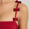 Robe Cirilla à volants et nœud, ourlet bouffant, rouge vif Robe Cirilla à volants et nœud, ourlet bouffant, rouge vif