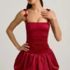 Robe Cirilla à volants et nœud, ourlet bouffant, rouge vif Robe Cirilla à volants et nœud, ourlet bouffant, rouge vif
