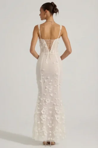 Robe corset à encolure dégagée et appliqués décoratifs Vasanta, en blanc