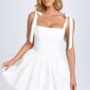 Robe corset froncée Marianna en blanc Robe corset froncée Marianna en blanc