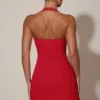Robe courte A-line à col licou Lenore avec détails en forme de cœur, en rouge Robe courte A-line à col licou Lenore avec détails en forme de cœur, en rouge