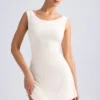 Robe courte A-line à dos drapé et épaules dénudées Tigen, couleur ivoire