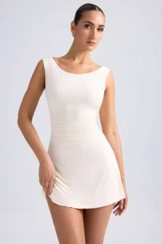 Robe courte A-line à dos drapé et épaules dénudées Tigen, couleur ivoire