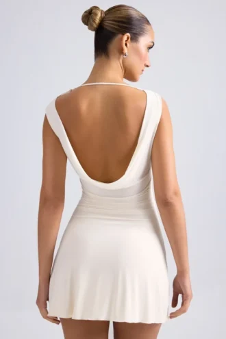 Robe courte A-line à dos drapé et épaules dénudées Tigen, couleur ivoire