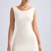 Robe courte A-line à dos drapé et épaules dénudées Tigen, couleur ivoire