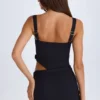 Robe courte Acadia à ceinture et découpes, couleur noire Robe courte Acadia à ceinture et découpes, couleur noire