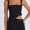 Robe courte Acadia à ceinture et découpes, couleur noire Robe courte Acadia à ceinture et découpes, couleur noire