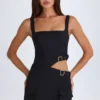 Robe courte Acadia à ceinture et découpes, couleur noire Robe courte Acadia à ceinture et découpes, couleur noire