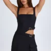 Robe courte Acadia à ceinture et découpes, couleur noire Robe courte Acadia à ceinture et découpes, couleur noire