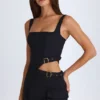 Robe courte Acadia à ceinture et découpes, couleur noire Robe courte Acadia à ceinture et découpes, couleur noire