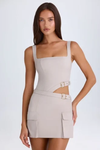 Robe courte Acadia à ceinture et découpes, couleur taupe