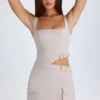 Robe courte Acadia à ceinture et découpes, couleur taupe Robe courte Acadia à ceinture et découpes, couleur taupe