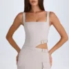Robe courte Acadia à ceinture et découpes, couleur taupe Robe courte Acadia à ceinture et découpes, couleur taupe