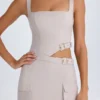 Robe courte Acadia à ceinture et découpes, couleur taupe Robe courte Acadia à ceinture et découpes, couleur taupe