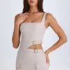 Robe courte Acadia à ceinture et découpes, couleur taupe Robe courte Acadia à ceinture et découpes, couleur taupe