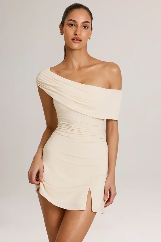 Robe courte asymétrique en modal Suhana, coupe trapèze, couleur ivoire Robe courte asymétrique en modal Suhana, coupe trapèze, couleur ivoire