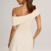 Robe courte asymétrique en modal Suhana, coupe trapèze, couleur ivoire Robe courte asymétrique en modal Suhana, coupe trapèze, couleur ivoire